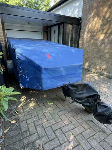 Enclosed car transporter - car,