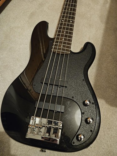 Squier standard precision bass - squier,