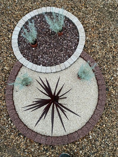 Granite circles garden - ,