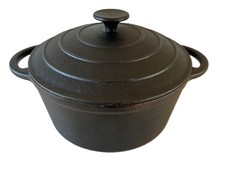 Cast iron cooking pot