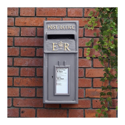 Post box royal mail - er,