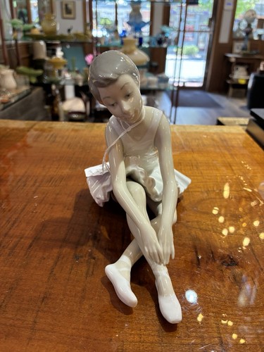 Nao lladro sitting - nao,