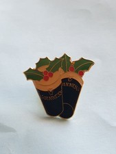 GUINNESS WITH HOLLY. (with brown head) CHRISTMAS pin badge. D006/b