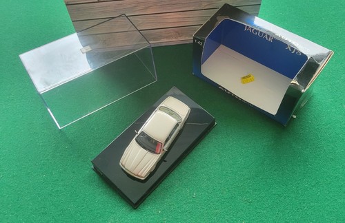 Scale autoart jaguar - scale,