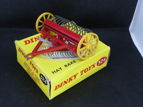 Dinky toys 324 farm - farm, hay