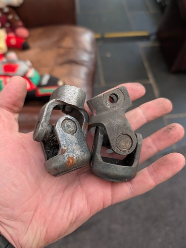 Knuckle lower steering joint - lower,