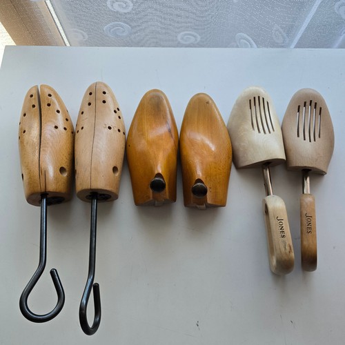Pairs shoe trees - shoe, wood