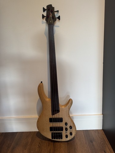 Cort b4fl fretless bass - fretless, in