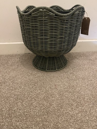 Scalloped faux rattan pedestal - faux,