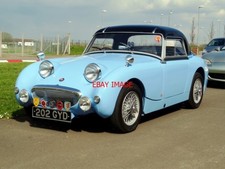 PHOTO  A VERY NICE 1960 AUSTIN HEALEY 'FROG-EYE' SPRITE BASKING IN THE SPRING SU