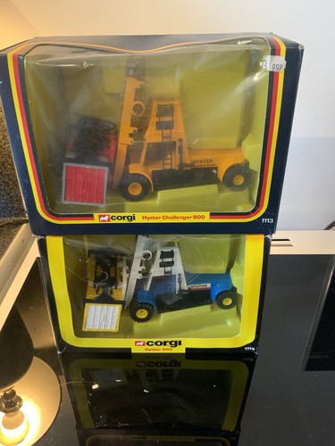Two corgi hyster 800 loading - 800,
