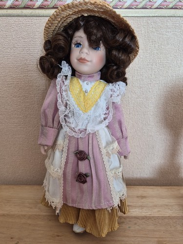 Vintage porcelain doll - ,