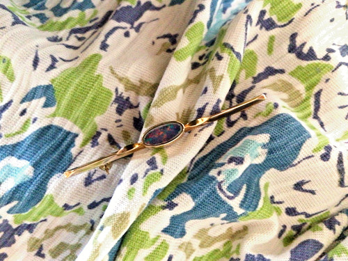 Black australian opal - broach, 9