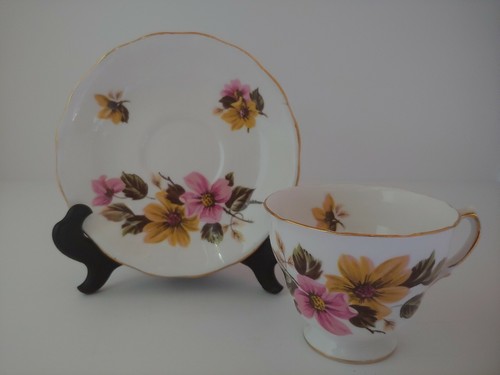 Royal vale tea cup and - vale,