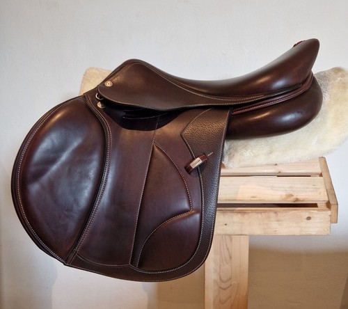Equipe carbon jumping saddle