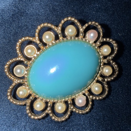 Vintage gold tone brooch with