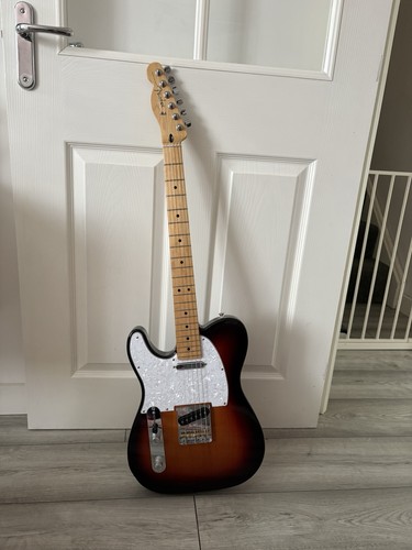 Left handed fender player - left,