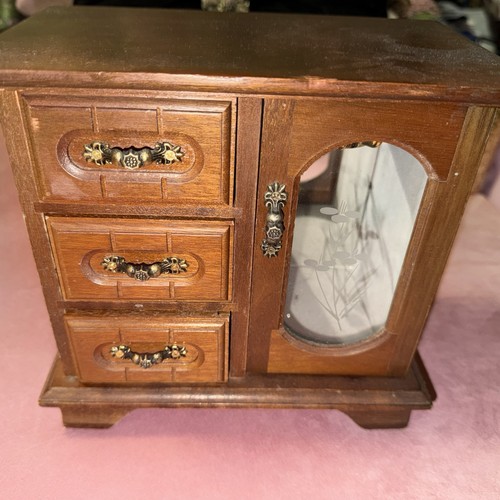 Vintage wooden jewelry box - wooden,