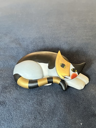 Goebel amica laying cat - amica,
