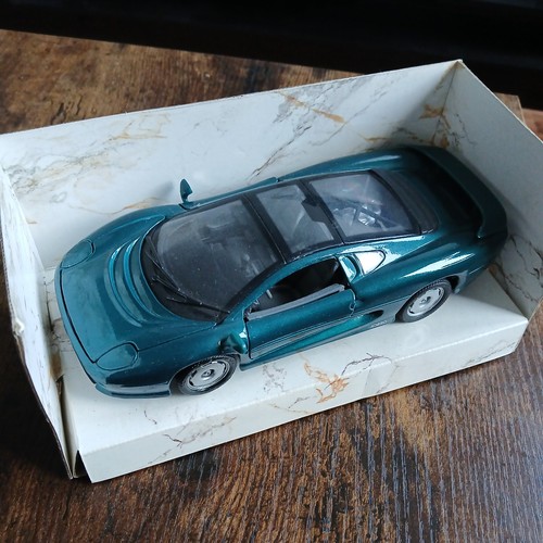 Welly jaguar xj220 - 1:24,