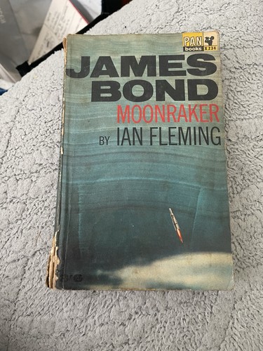 James bond moonraker - james, paperback
