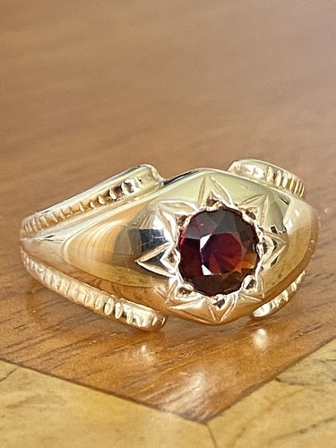 Gents 9ct gold garnet - 9ct,