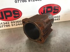 Engine cylinder / cooling fins