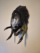 Alien vs Predator hybrid wall