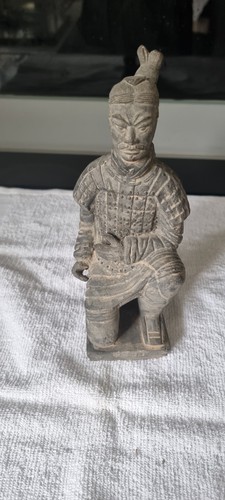 Small vintage kneeling - small,