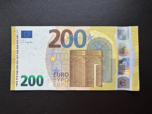 200 euro banknote leftover - €,