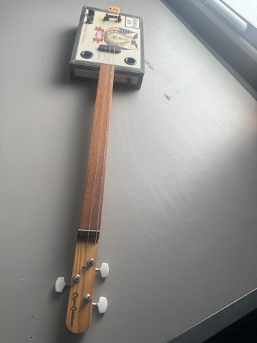 Cigar box guitar - cigar, open