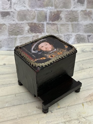 Dolls house scale - dolls, 1/12