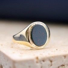 9ct Yellow Gold Bloodstone Signet Ring - Size H½