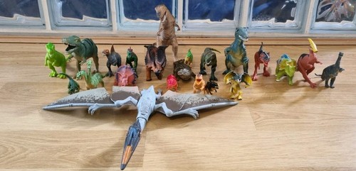 Toy plastic dinosaurs - 20,