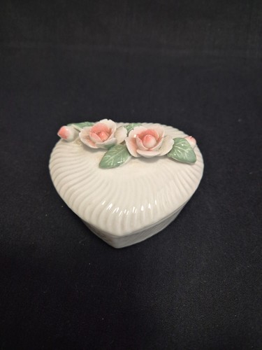 Rose embossed porcelain - 3d,