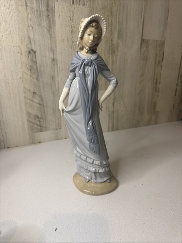 Lladro lady with shawl - lady,