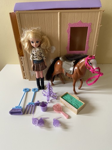 Moxie girlz horse riding club - moxie,
