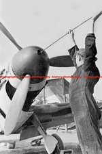 F028160 Ground crew clean