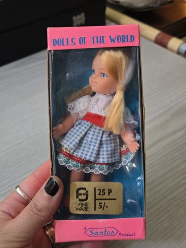 Dolls the world - dolls, uneeda