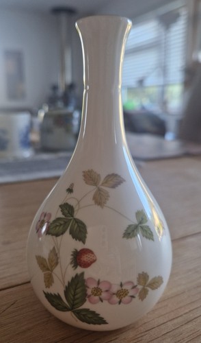 Wedgwood wild strawberry - strawberry, bone