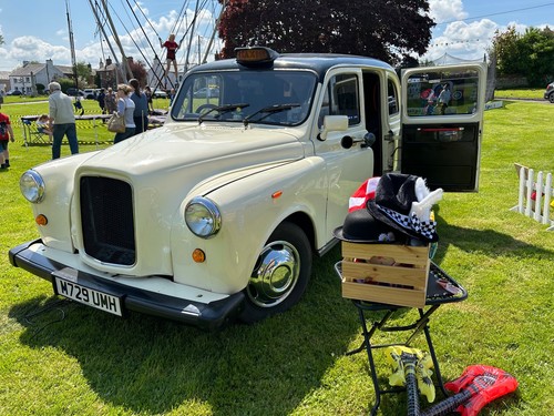 Carbodies fx4 white taxi - carbodies,