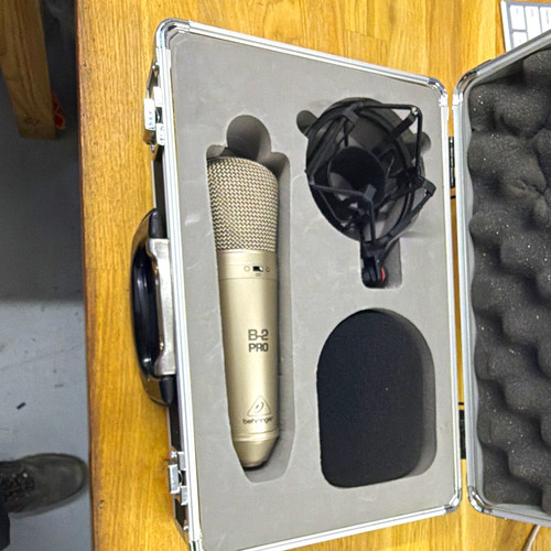 Behringer pro large - b-2,