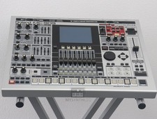 Roland MC-909 - Sampling Groovebox + 1 Year Warranty