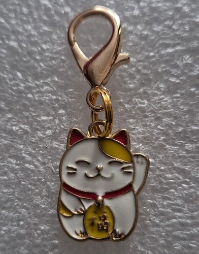 Lucky cat enamel - charm, on