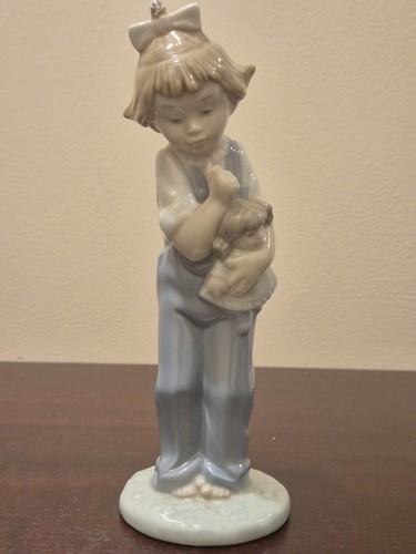 Nao lladró girl holding - lladró,