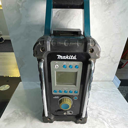 Makita bmr100 battery - am/fm,