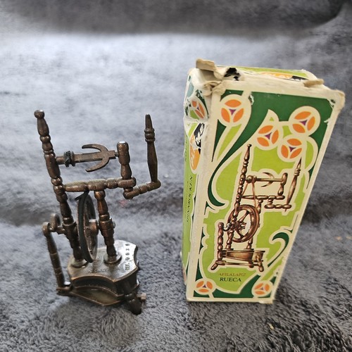 Vintage metal spinning wheel - metal,