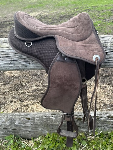 Treeless western saddle