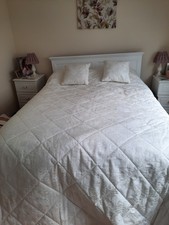 Sanderson Options Ashbee Ivory Kingsize Bedspread And 2 Matching Cushions