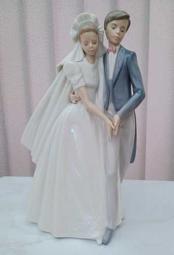 Nao lladro unforgettable - by, 'unforgettable